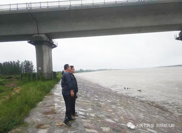 雨中查看濰坊特大橋排水情況 