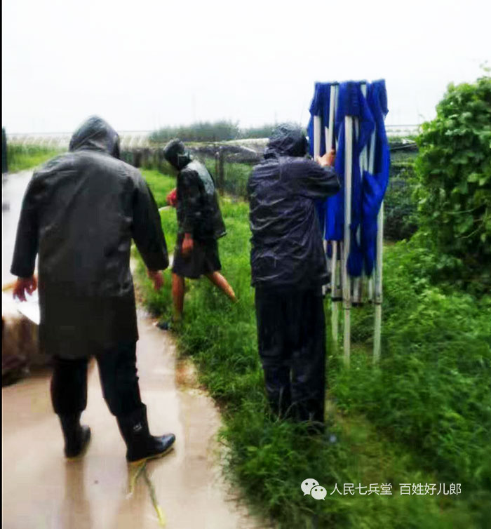 發(fā)現(xiàn)村民支防雨架立即制止告知臺風易將防雨棚刮起飄落到高鐵軌道，并幫助村民抽水 